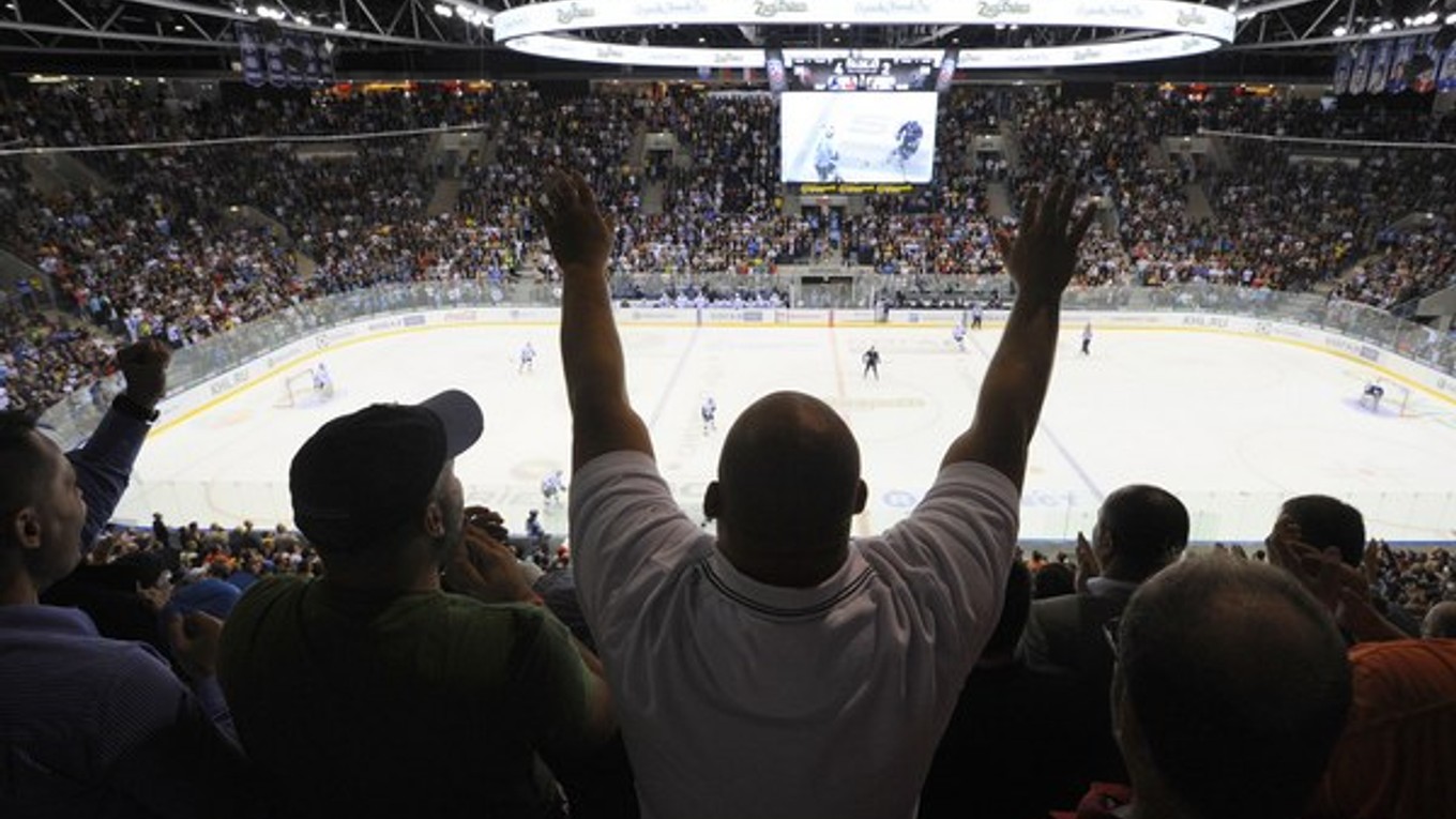 Pri  zápasoch  Slovana v tejto  sezóne na informačnej kocke  štadióna v Bratislave pravidelne bliká poďakovanie: 10 055 divákov, vypredané.