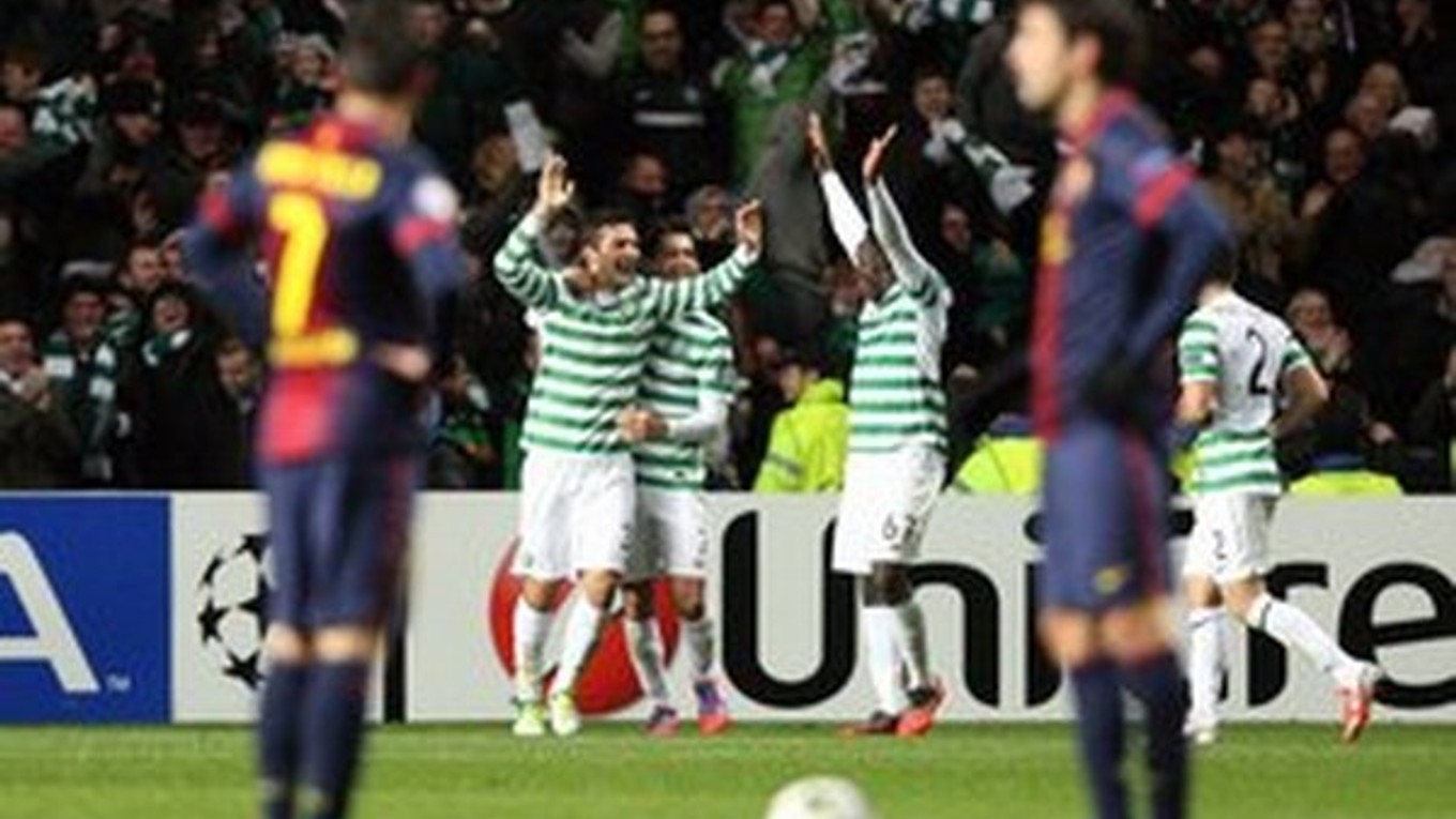 Watt(v zelenom a vľavo) oslavuje najlepší moment svojej kariéry. Dal gól Barcelone.