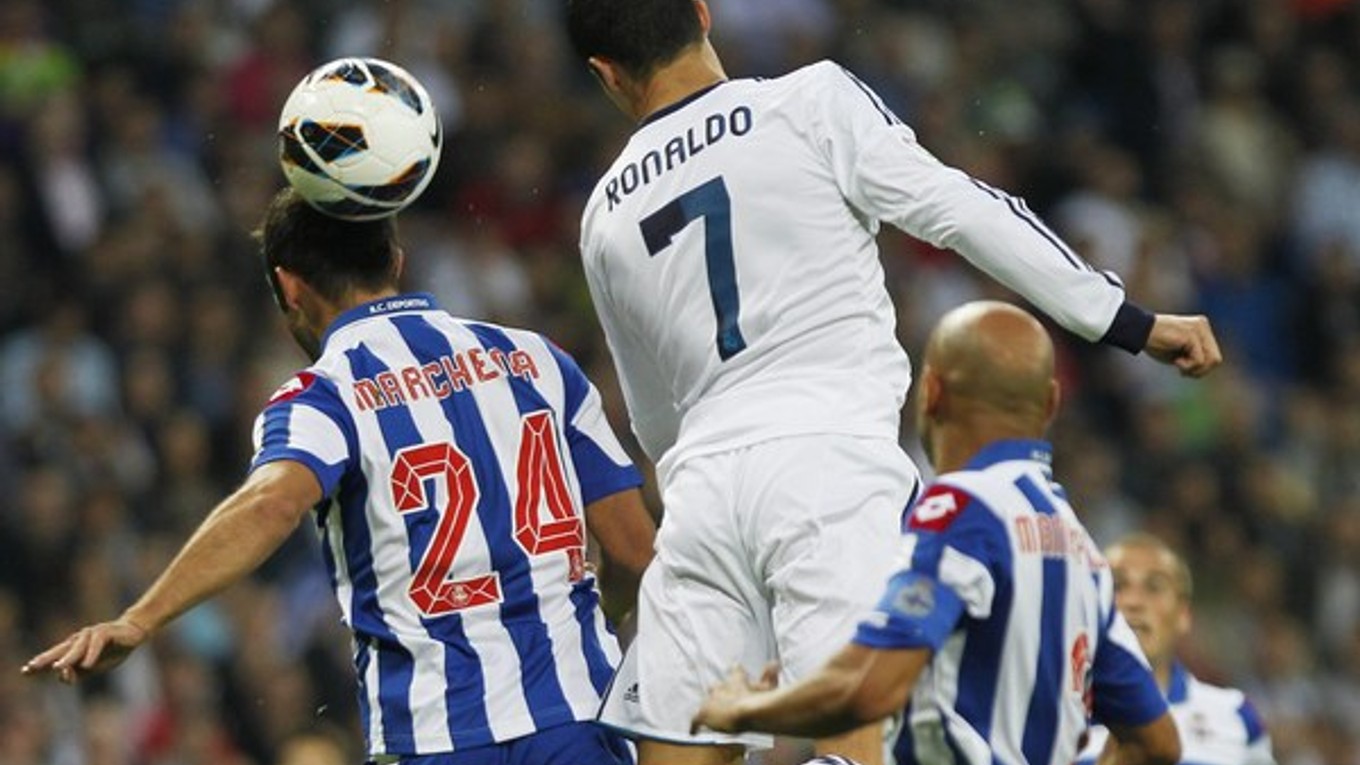 Ronaldo medzi hráčmi La Coruňa.