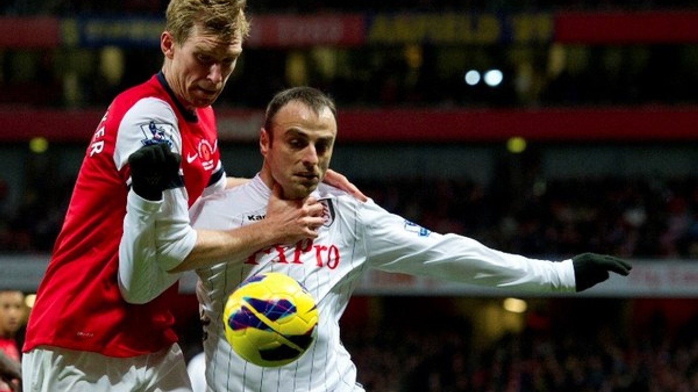 Per Mertesacker (vľavo) z Arsenalu v súboji s Dimitarom Berbatovom.