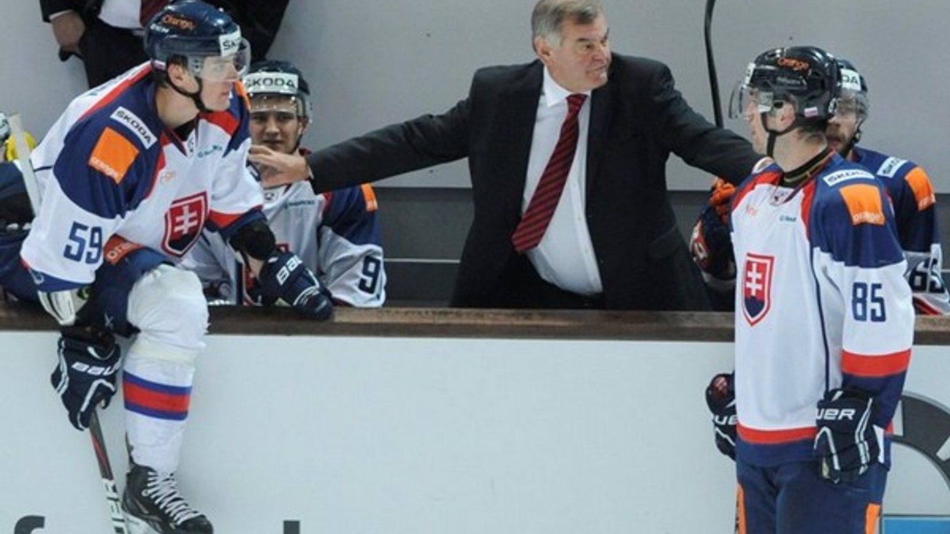Tréner Vůjtek na lavičke slovenskej hokejovej reprezentácie.