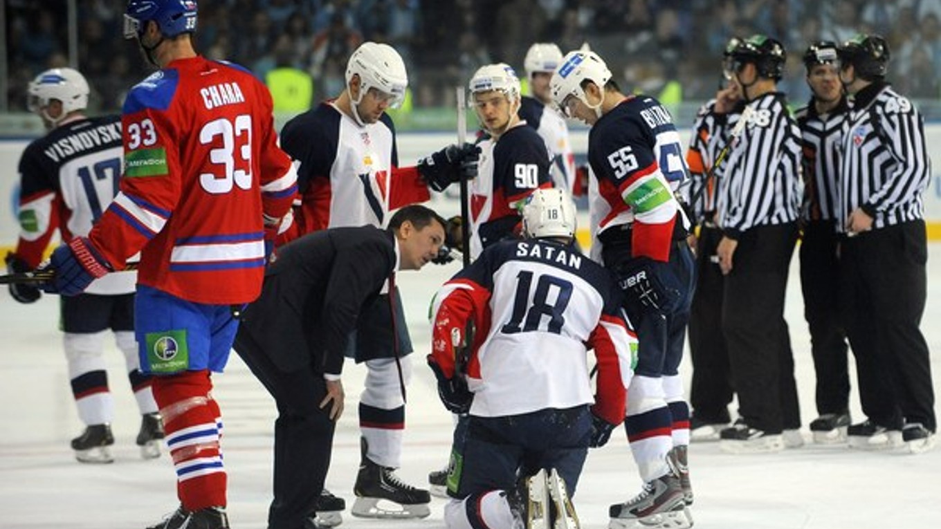 Miroslav Šatan na ľade po zrážke so Zdenom Chárom (vľavo).