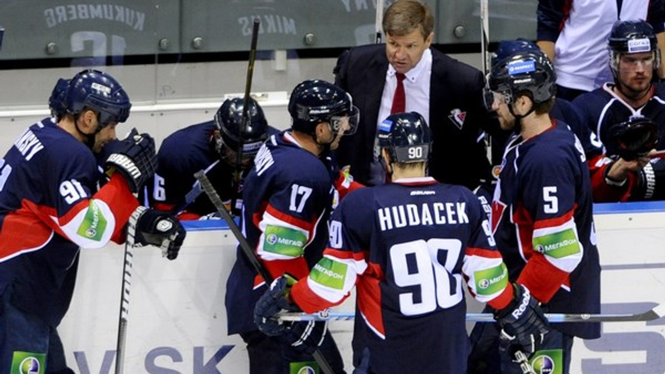 Tréner Rostislav Čada dáva pokyny na striedačke. Najbližší zápas hrá Slovan v stredu s Nižným Novgorodom (19.00).