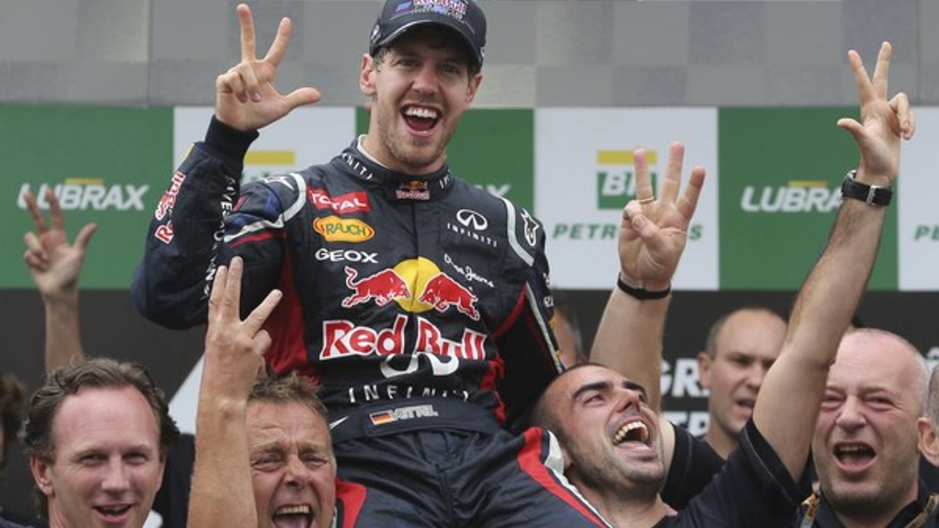 Dvadsaťpäťročný Sebastian Vettel sa stal trojnásobným majstrom sveta o osem rokov skôr ako Michael Schumacher.