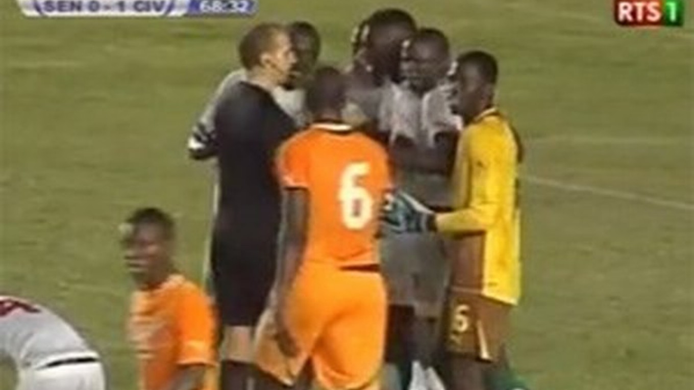 Vyčíňanie sa začalo po Drogbovej premenenej penalte.