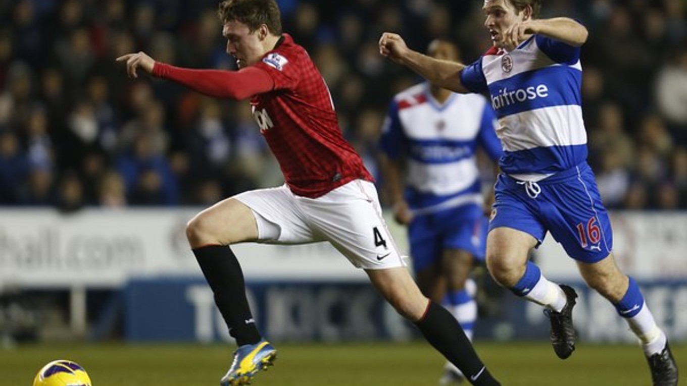 Phil Jones z Manchestru United (vľavo) a Jay Tabb z Readingu.