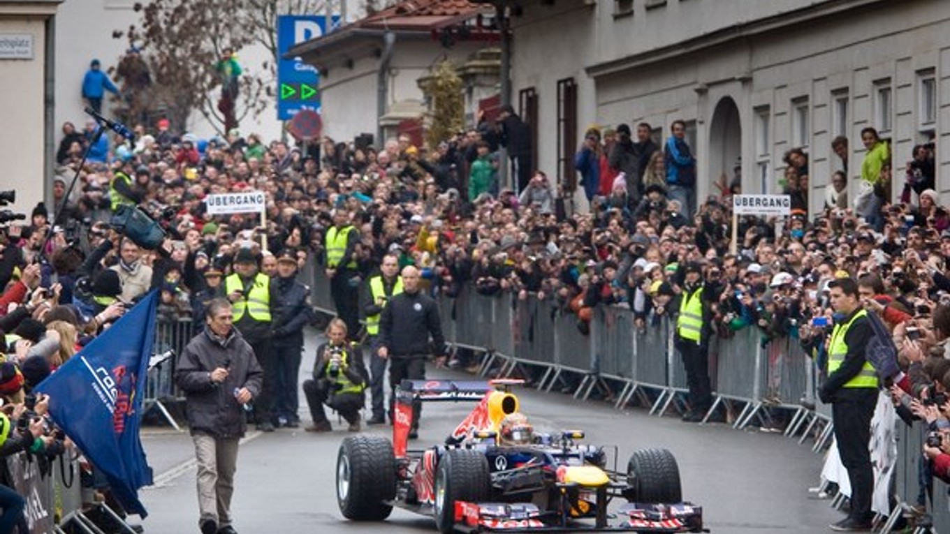 V rakúskom Grazi čakalo šampióna formuly 1 Sebastiana Vettela vyše 30–tisíc ľudí. Na monoposte odjazdil po uliciach pár kôl.