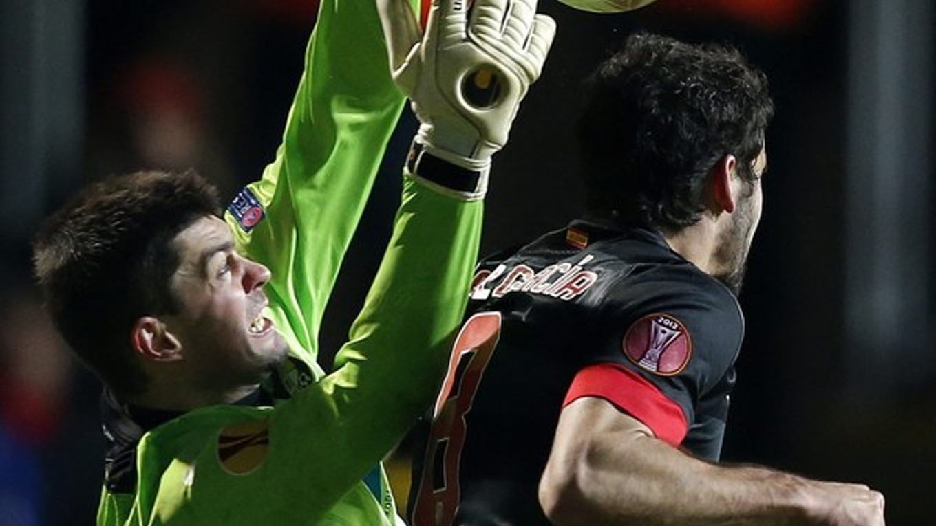 Slovenský brankár Plzne Matúš Kozáčik (vľavo) v súboji s Raulom Garciom z Atlética Madrid.