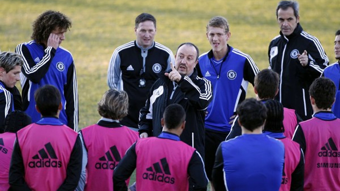 Tréner Benítez (uprostred) na tréningu Chelsea