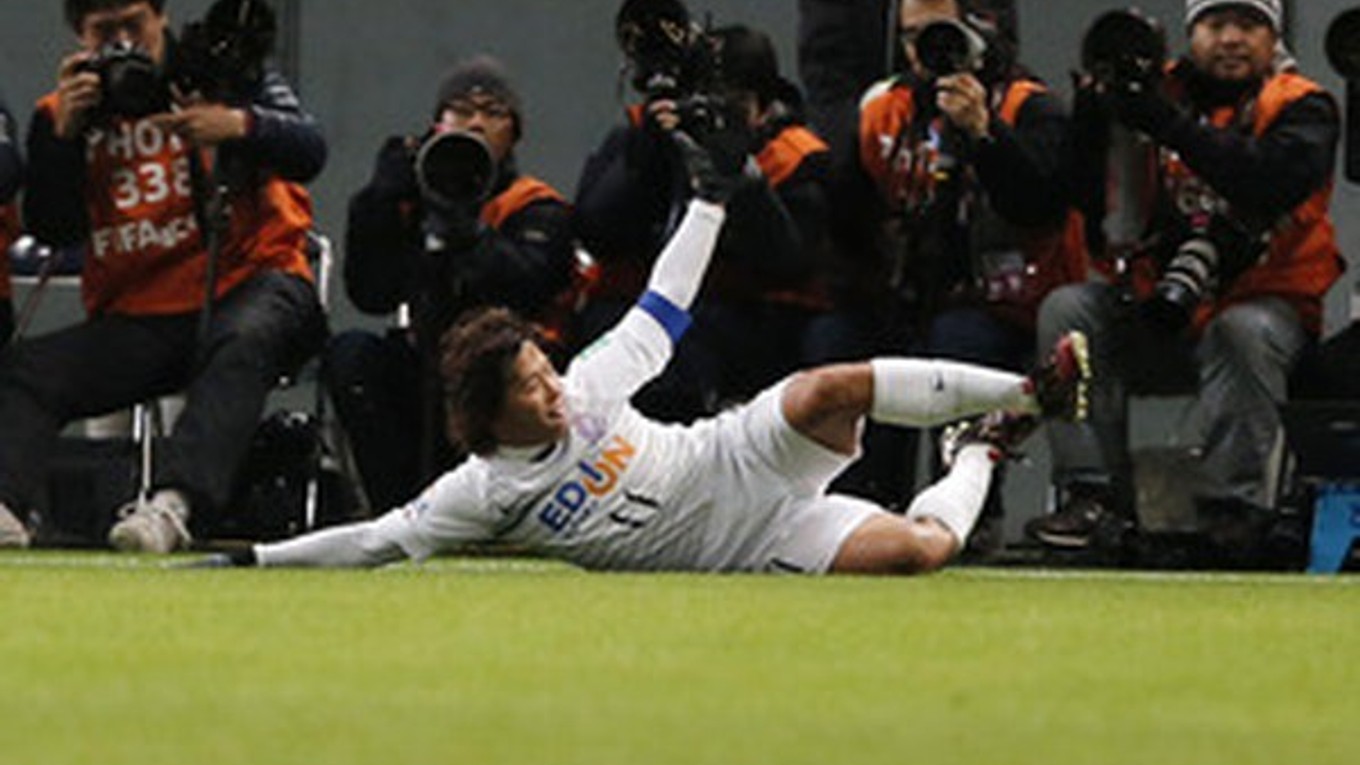 Hisato Sato oslávil gól kĺzaním po trávniku.