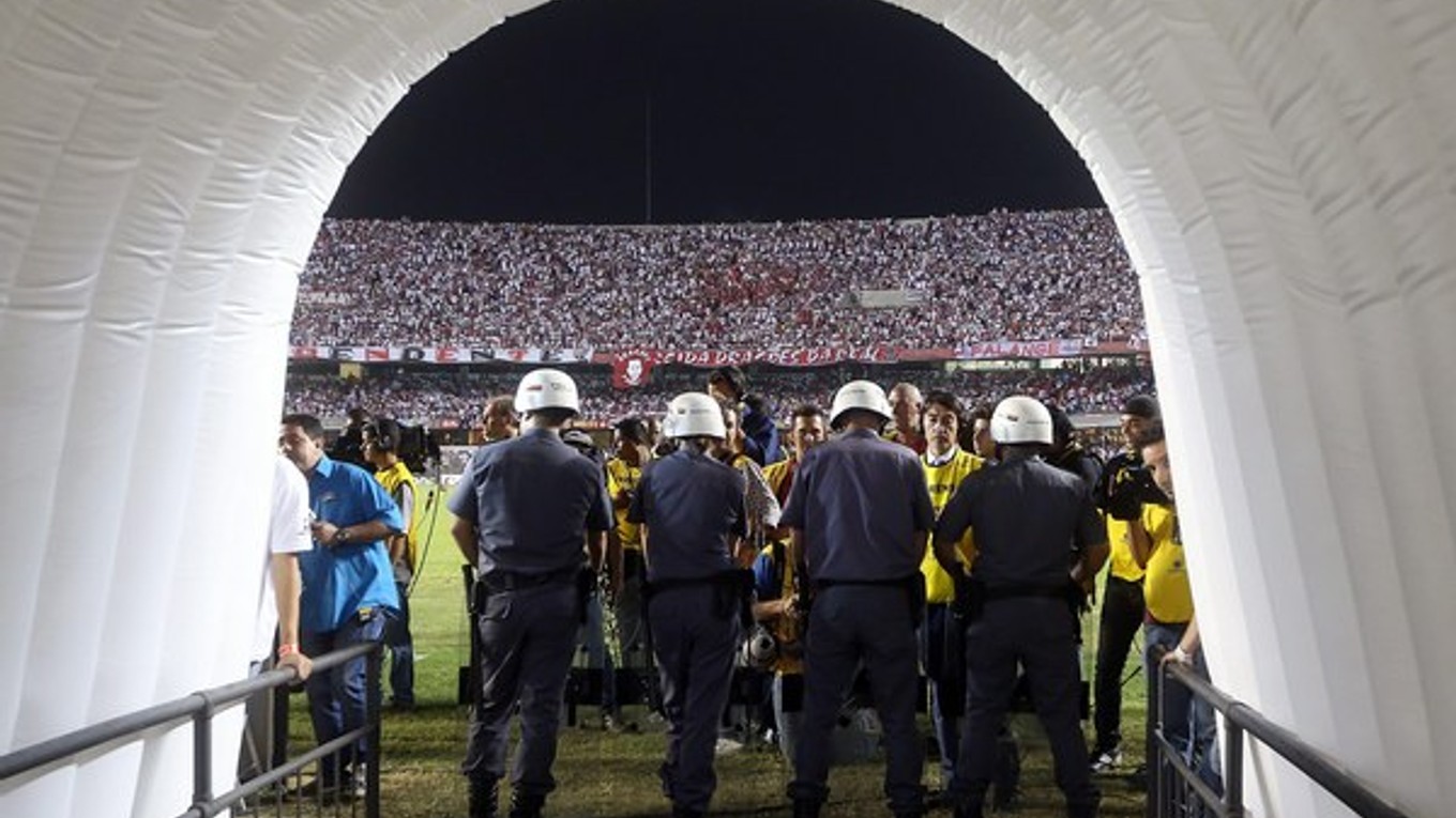 Polícia stráži vchod zo šatní na trávnik.