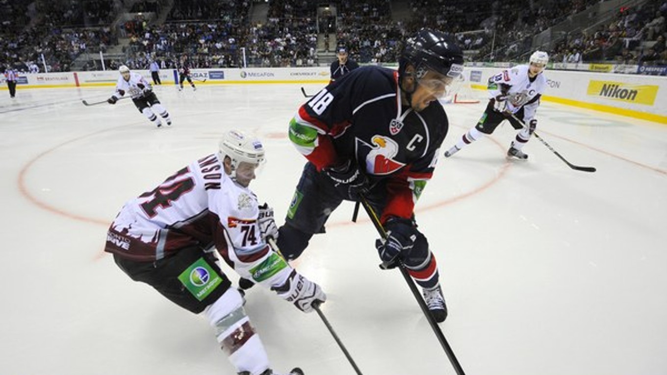 Miroslav Šatan v zápase s Dinamom Riga.