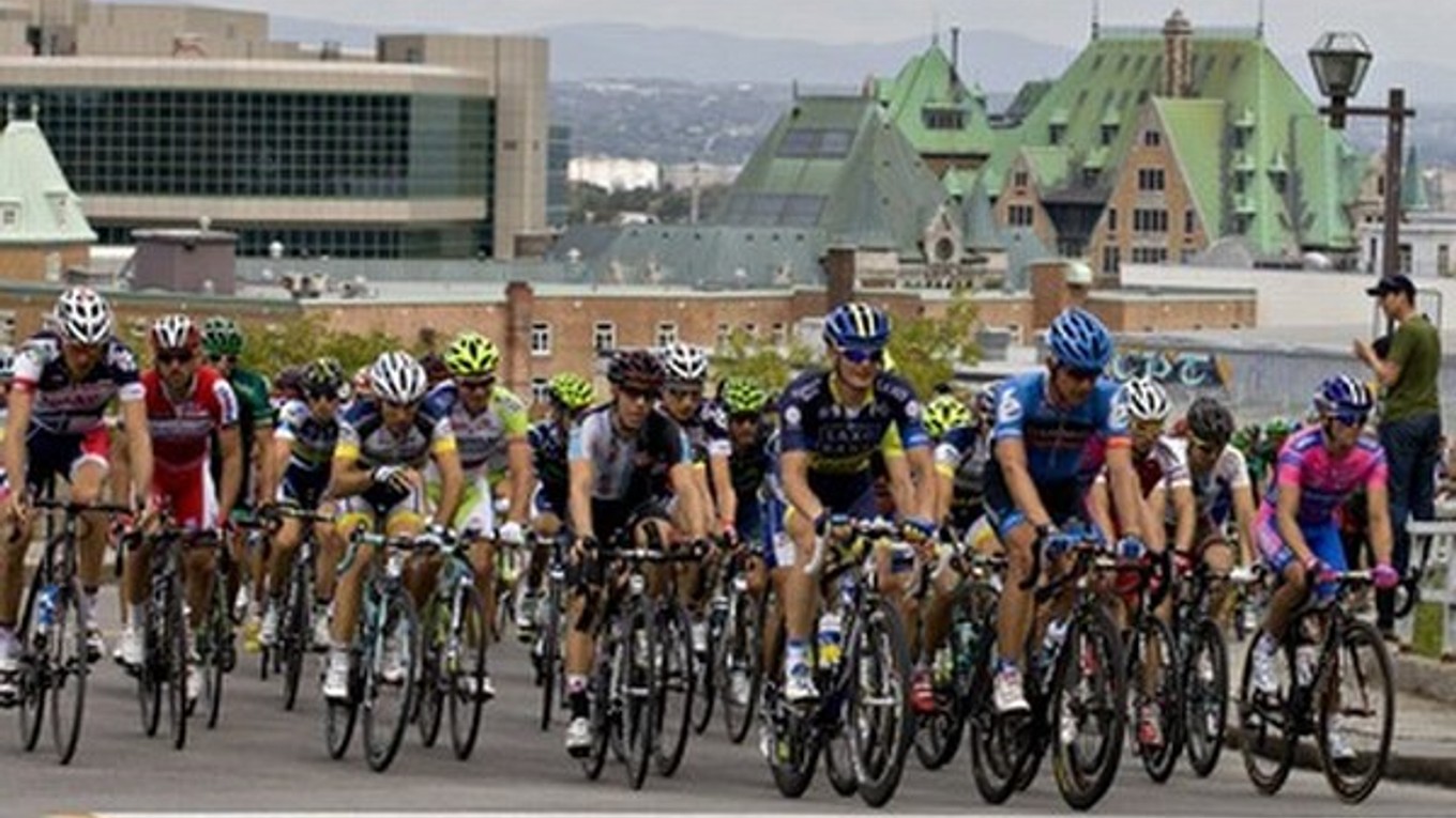 Peletón prechádza historickým centrom Quebecu.