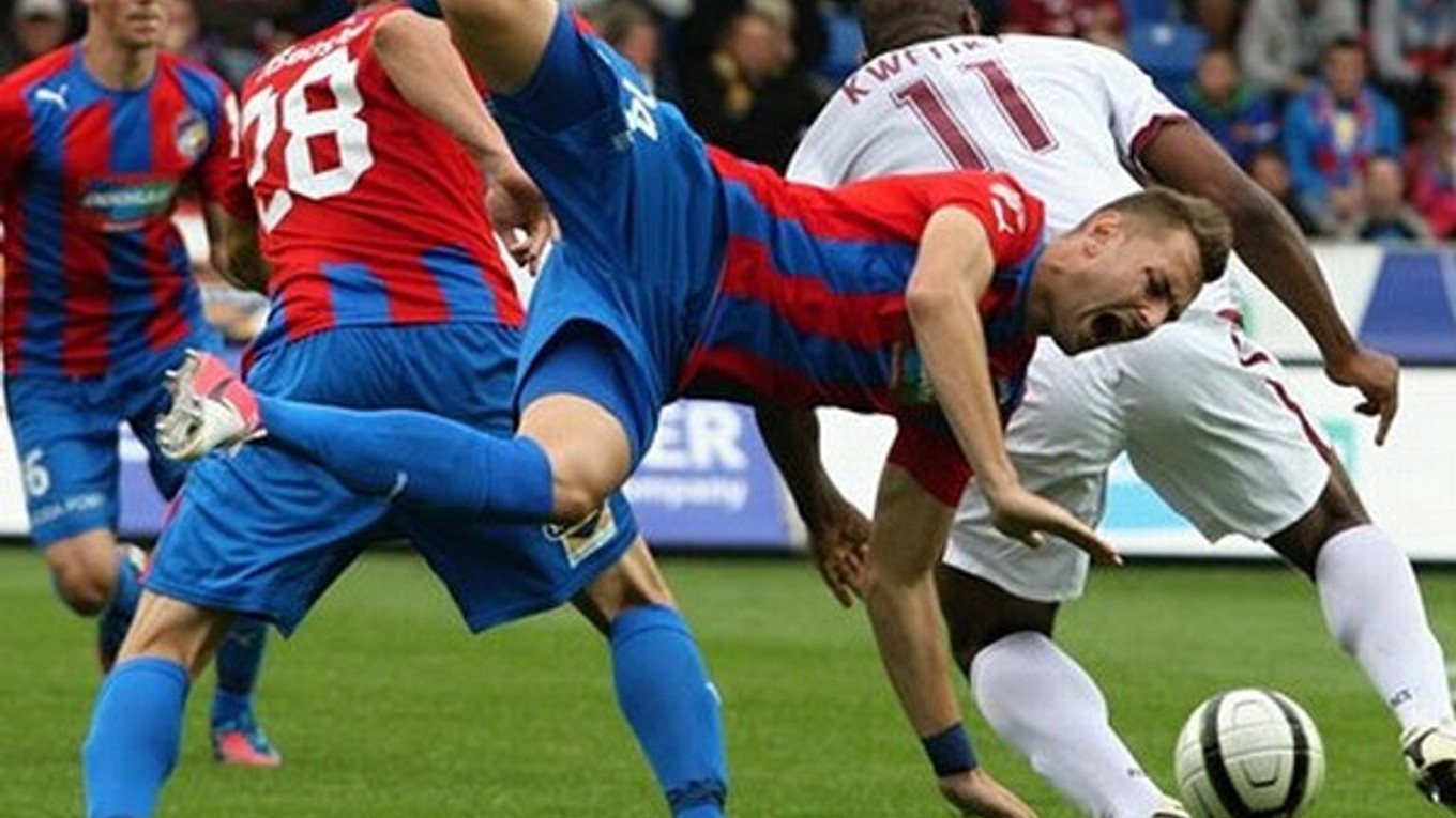 Plzenský obranca Řezník padá k zemi.