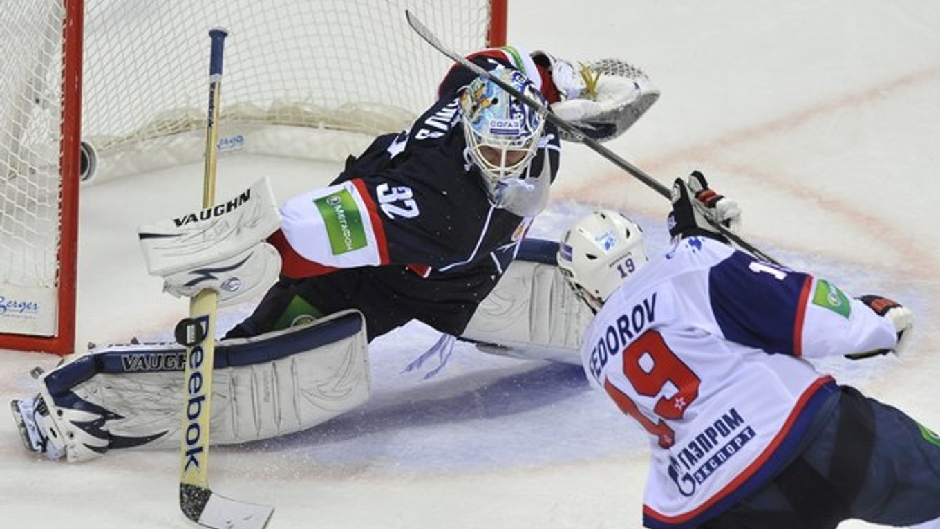 Jaroslav Janus ukázal hneď v prvých zápasoch KHL, že chce byť jednotkou Slovana Bratislava. S priemerom 1,74 gólov na zápas je v tabuľke brankárov ligy siedmy a v desiatke najlepších je aj vďaka 94 percentnej úspešnosti zákrokov.