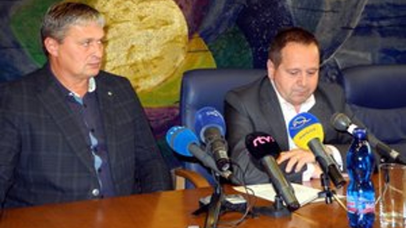 Prezident HK Poprad Tibor Turan (vľavo) a primátor Popradu Anton Danko.