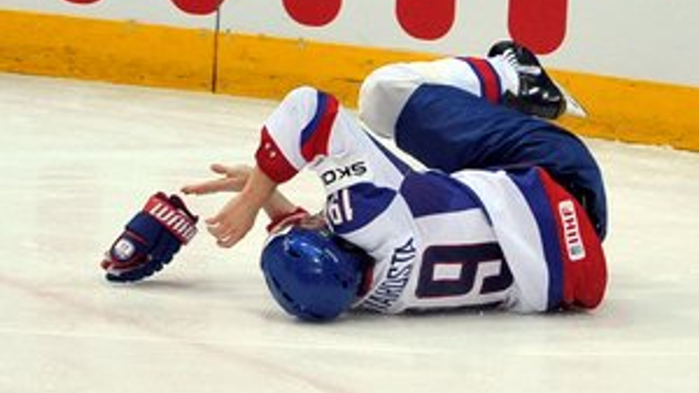 Tomáš Starosta na ľade po tom, ako sa zranil v zápase s Českom.