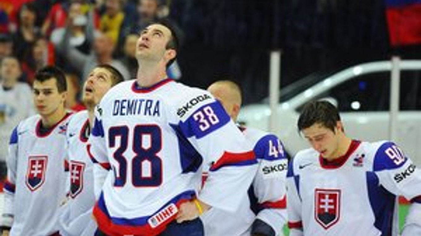 Zdeno Chára preberal trofej pre strieborný tím v drese Pavla Demitru.