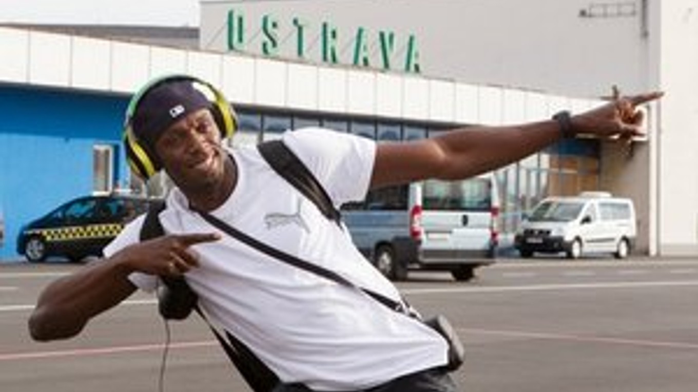 Usain Bolt po prílete do Ostravy.