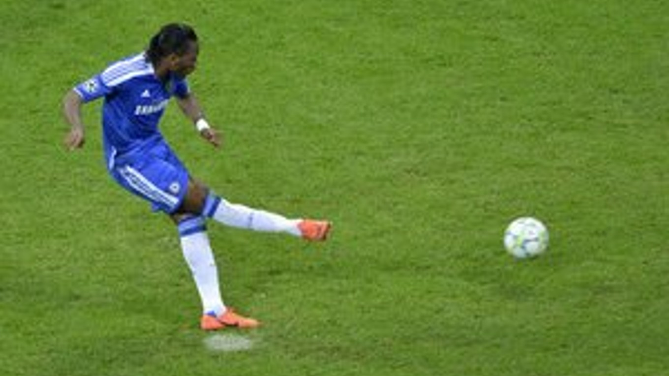 Drogba premieňa rozhodujúcu penaltu vo finálovom rozstrele Ligy majstrov.