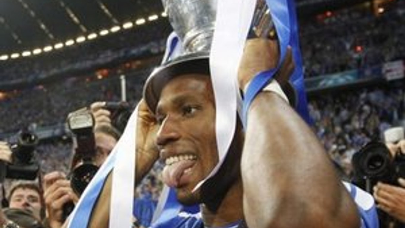 Didier Drogba s trofejou pre víťaza Ligy majstrov.