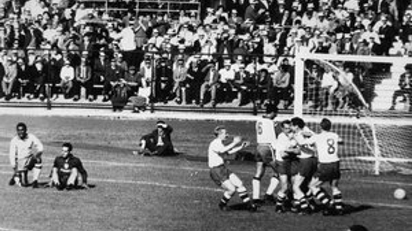 Československí futbali sa tešia z gólu vo finále MS 1962. V tejto chvíli vedú nad Brazíliou 1:0.