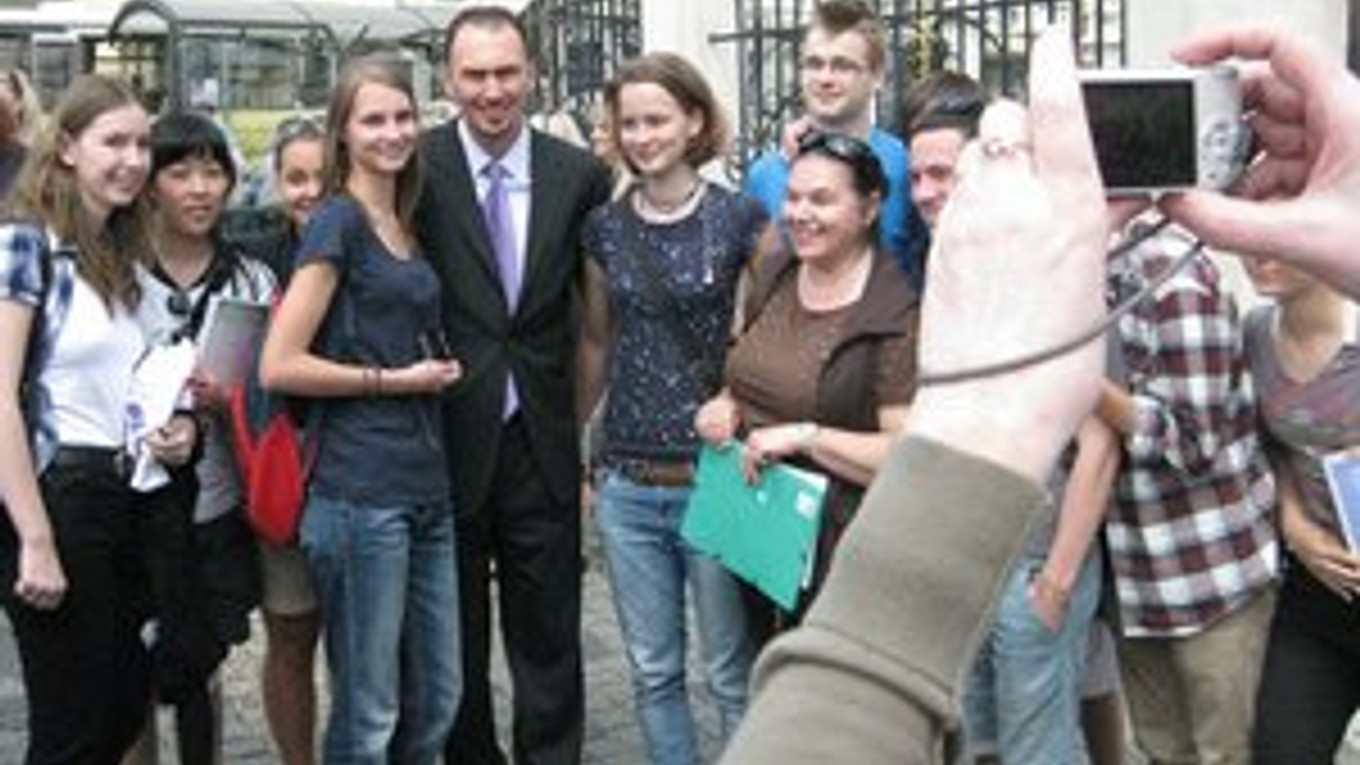Miroslav Šatan sa fotil pred Prezidentským palácom s fanúšikmi aj zahraničnými návštevníkmi.