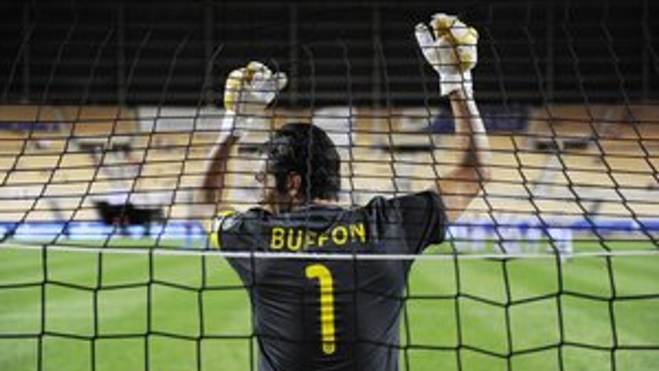 Tieň podozrenia z korupčnej aféry padol i na legendárneho brankára Buffona.