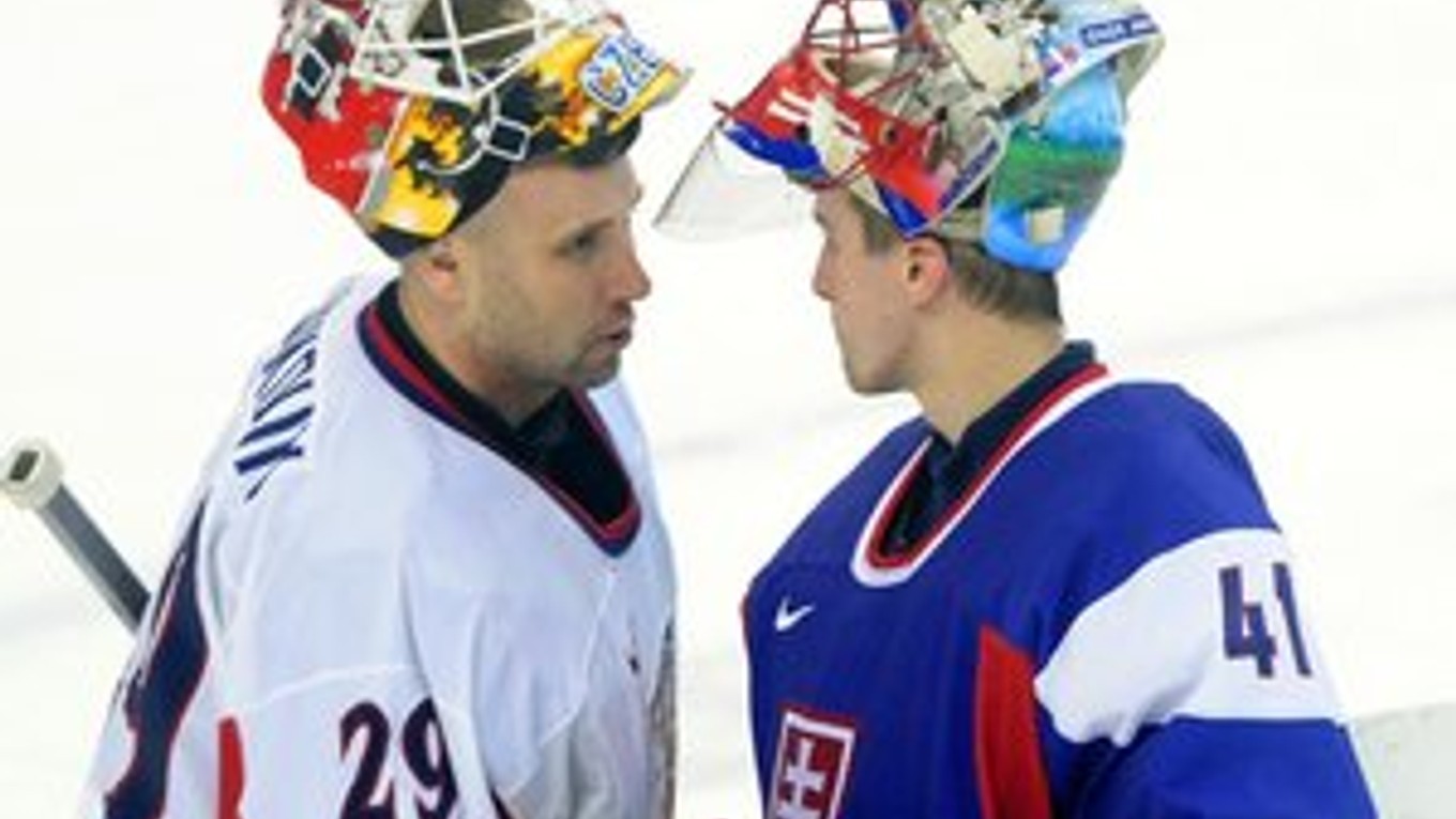 Tomáš Vokoun (vľavo) a slovenský brankár Jaroslav Halák na minuloročných majstrovstvách sveta na Slovensku.