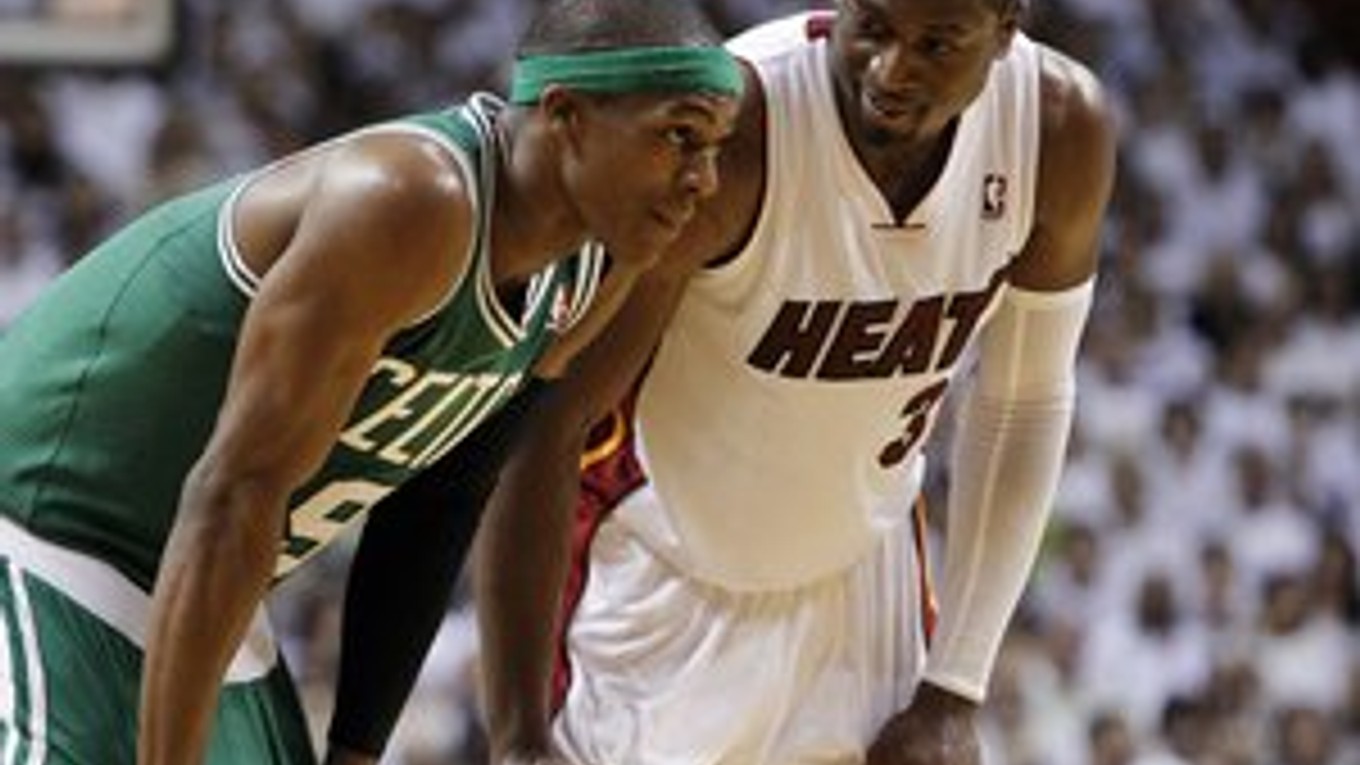 Dwayne Wade (vpravo) z Miami Heat a Rajon Rondo z Bostonu Celtics.