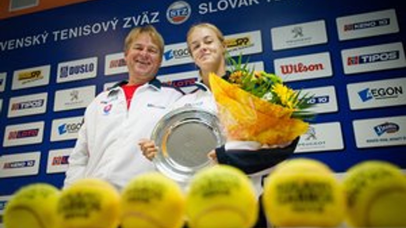 Karolína Schmiedlová a jej tréner Milan Martinec s cenou za účasť vo finále na juniorke Roland Garros.