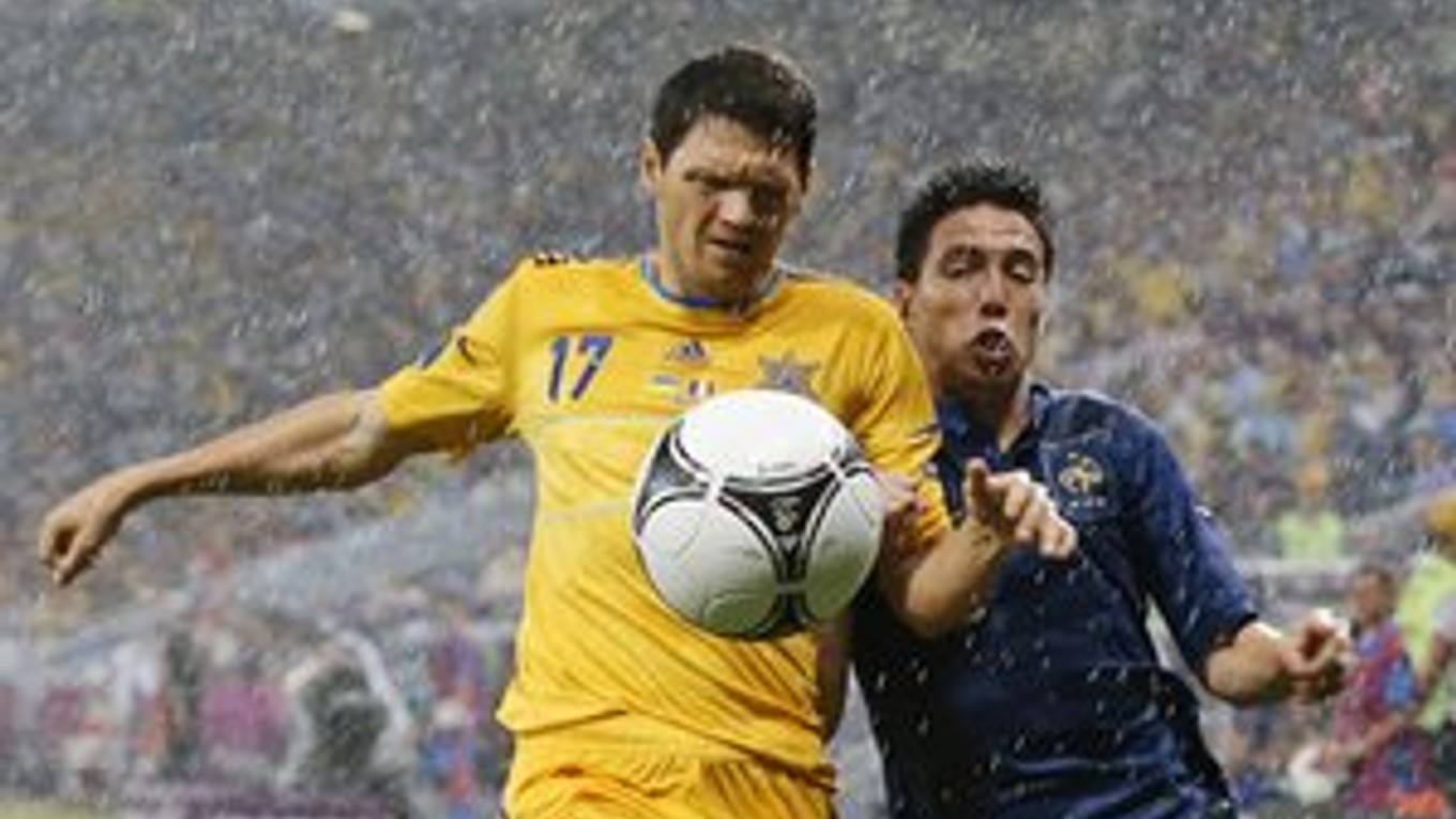 Zápas medzi Ukrajinou a Francúzskom museli pre búrku na takmer hodinu prerušiť.