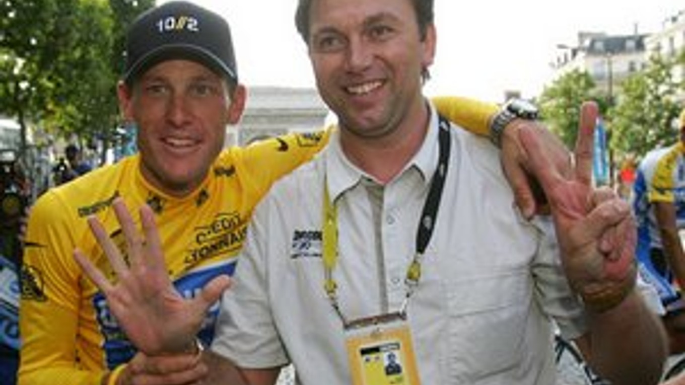 Lance Armstrong (vľavo) so svojím šéfom Johanom Bruyneelom v časoch, keď na Tour de France nemal konkurenciu.