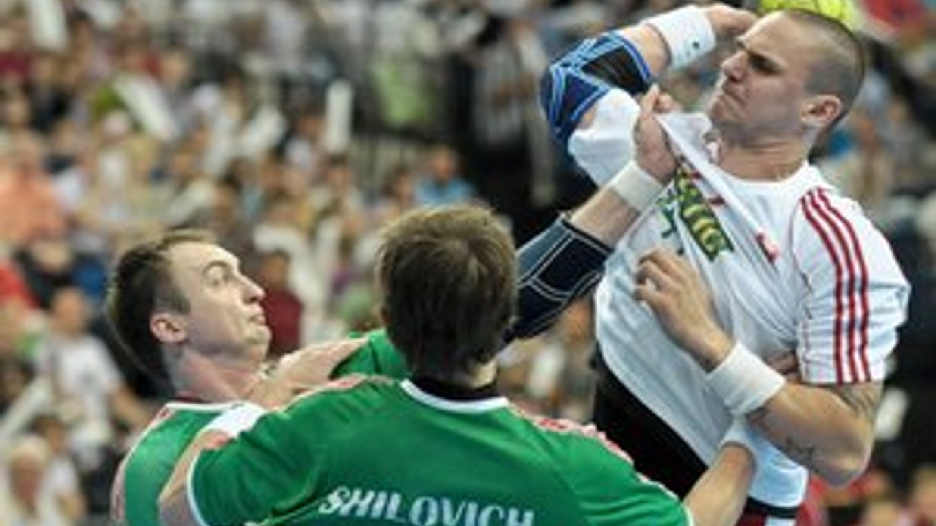 Michal Kopčo sa snaží presadiť cez bieloruských hráčov.