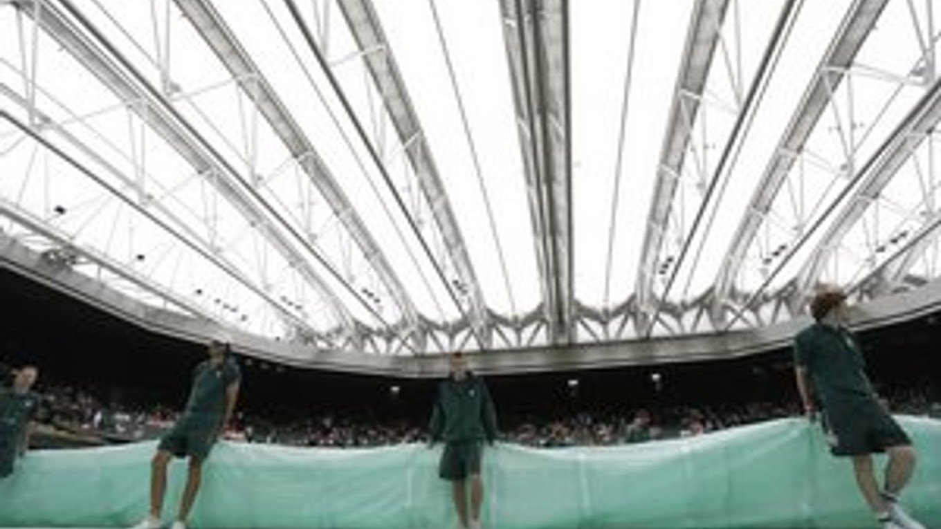 Zatiahnutá strecha nad dvorcami vo Wimbledone.