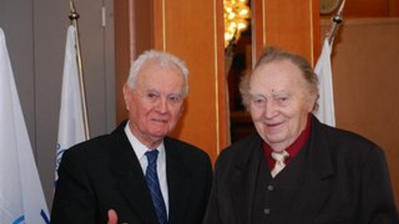 Zdeněk Hrbáček (vpravo) s bývalým šéfom Slovenského olympijského zväzu Vladimírom Černušákom.