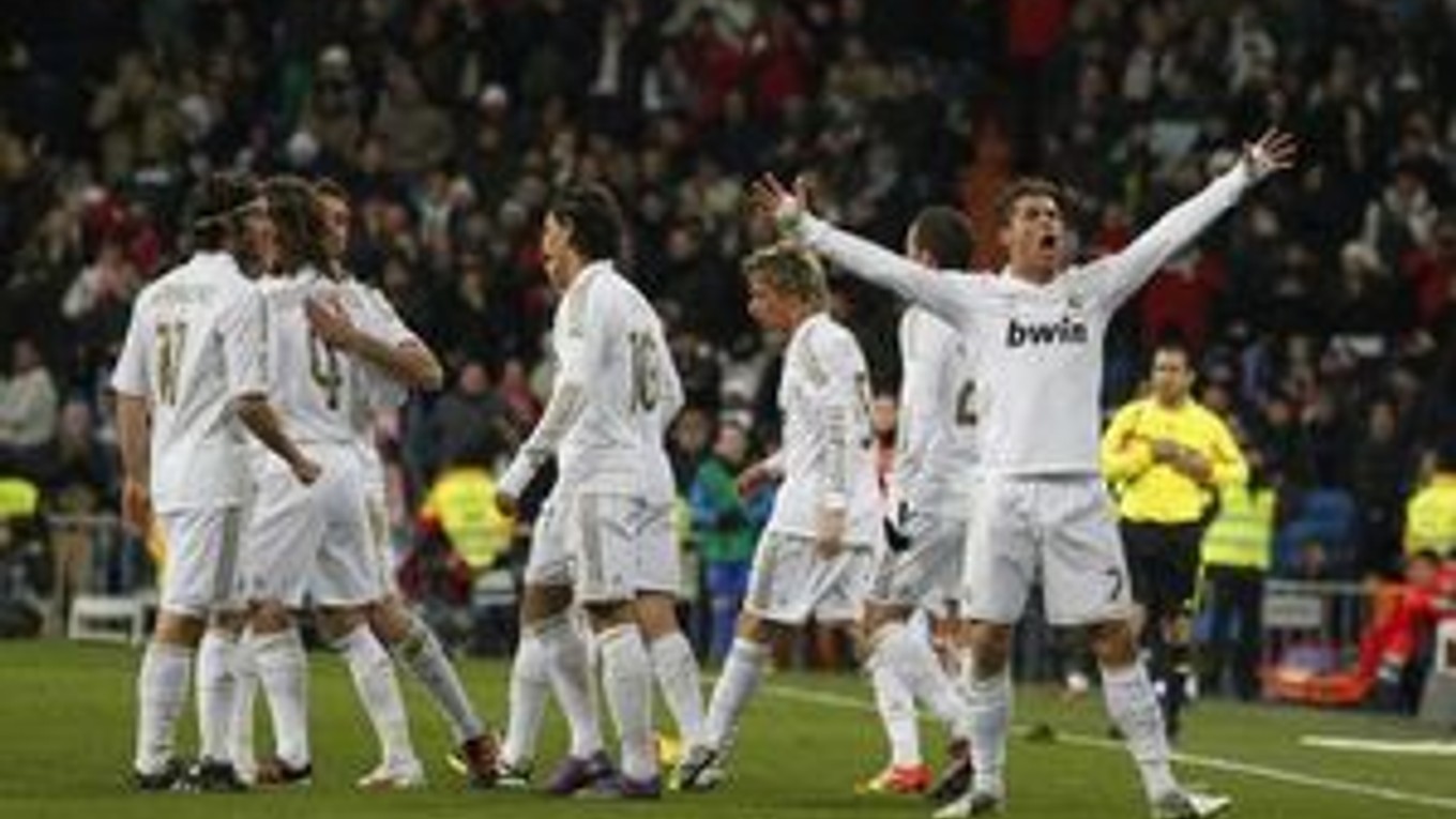 Cristiano Ronaldo oslavuje so spoluhráčmi.