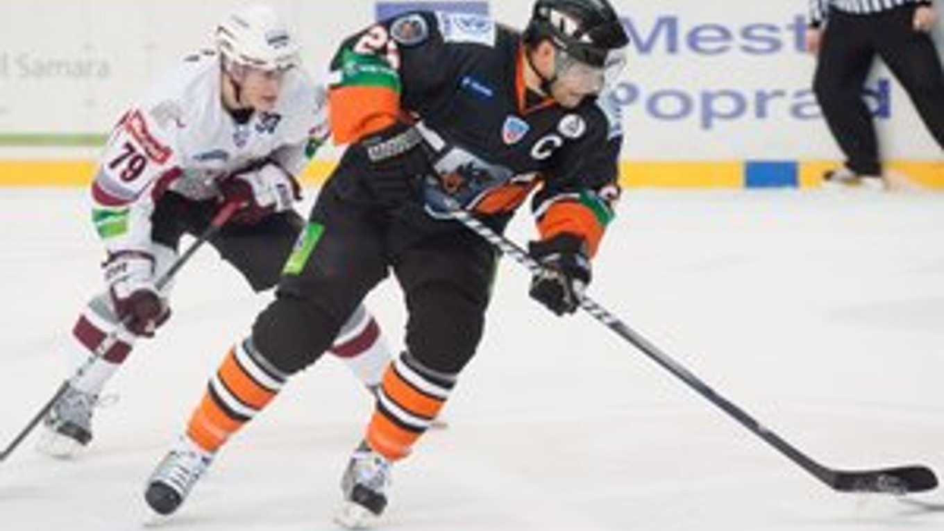 Uzdravený kapitán Ľuboš Bartečko (v tmavom) povedie v stredu svoj tím HC Lev v domácom zápase KHL proti Jekaterinburgu.