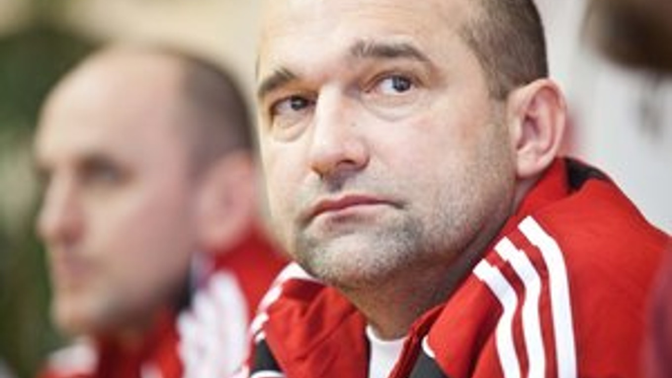 Peter Dávid je bývalým československým i slovenským reprezentantom, ktorý už vyše 15 rokov žije v Nemecku. Ako hráč je majstrom Československa (Dukla Praha)  i Slovenska (Trnava). Rodák z Malaciek v súčasnosti koučuje bundesligový TV Grosswallstadt.Trénov