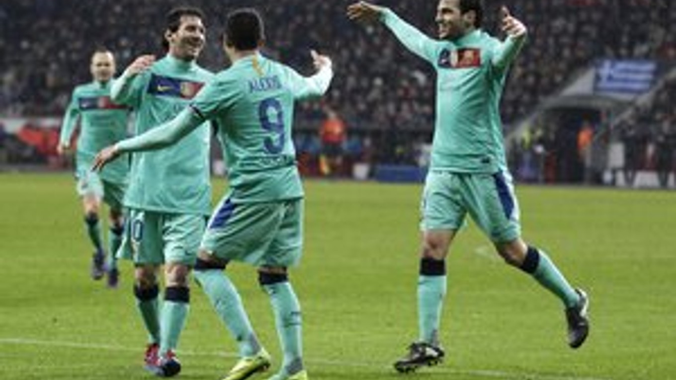 Strelec dvoch gólov Barcelony Sánchez (číslo 9). Messi (vľavo) mu prihrával na prvý a Fabregas na druhý gól.