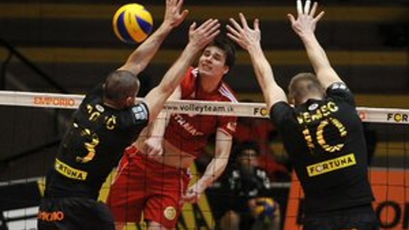Peter Michalovič smečuje proti dvojici hráčov Volley Teamu UNICEF Bratislava.