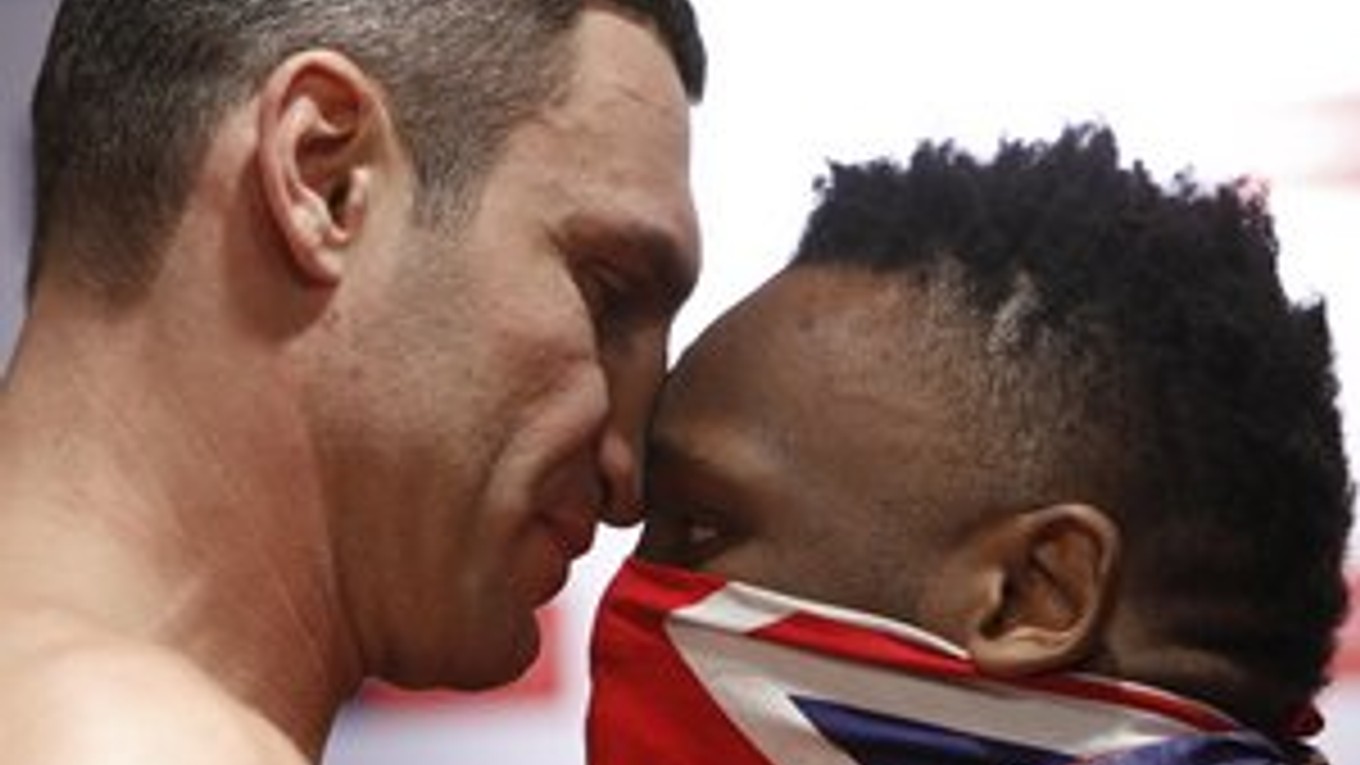 Vitalij Kličko (vľavo) a Dereck Chisora počas váženia.