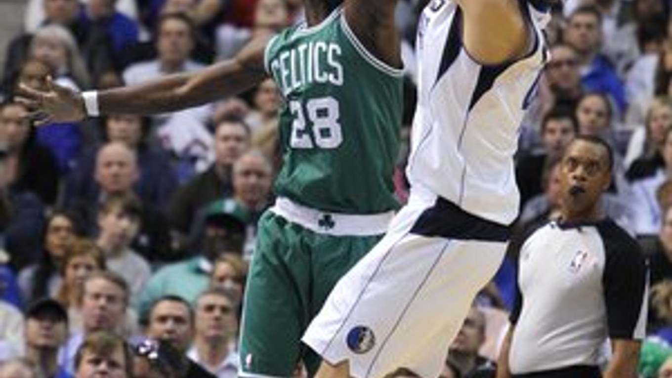 Nowitzki (v bielom) proti hráčovi Celtics Pietrusovi.