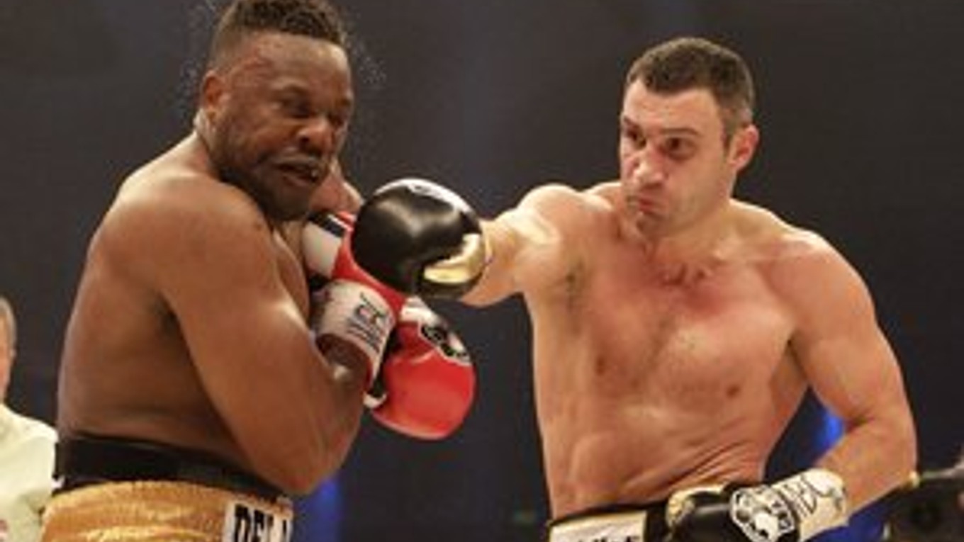 Vitalij Kličko (vpravo) a Dereck Chisora