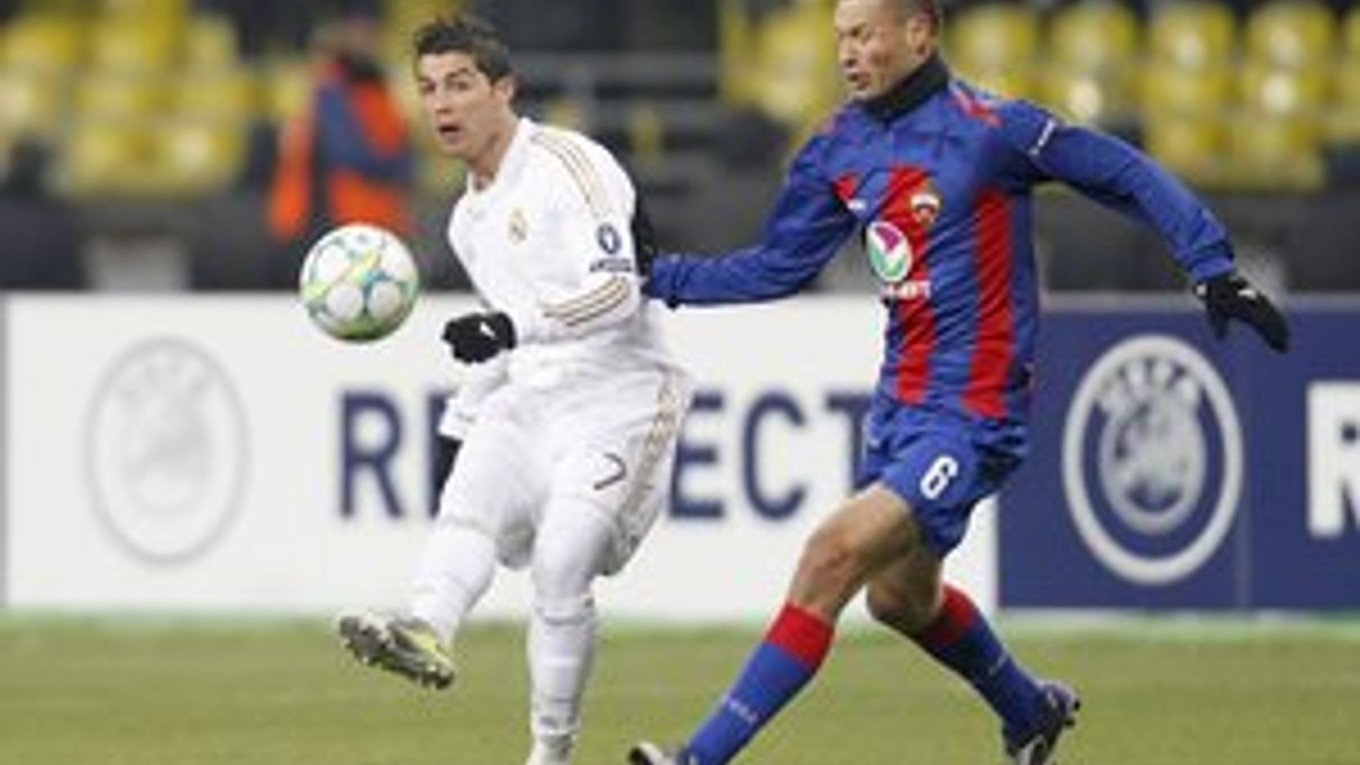 Cristiano Ronaldo (v bielom) strelil jediný gól Realu v duelu s CSKA Moskva.