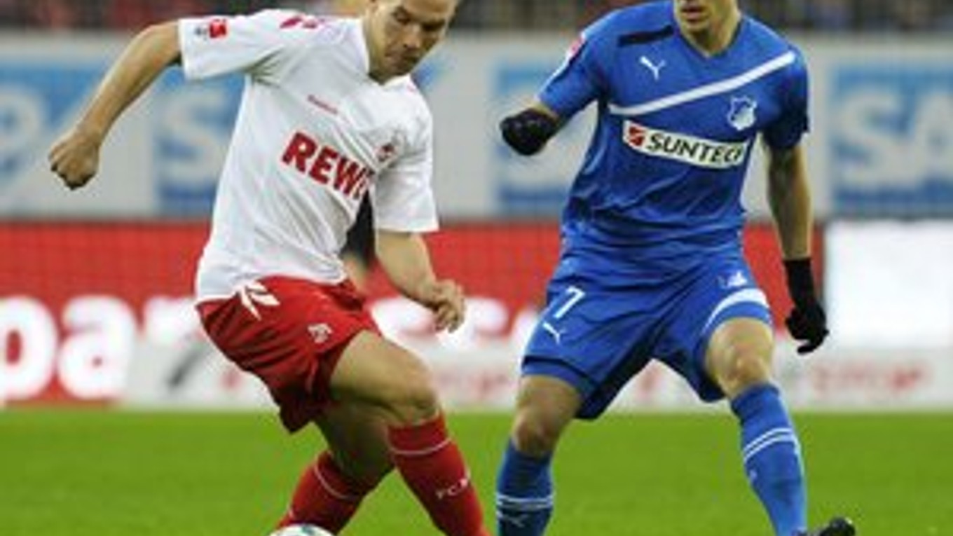Boris Vukčevič (vpravo) z Hoffenheimu v súboji s Lukasom Podolskim z Kolína.