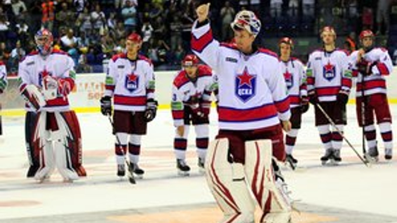 Rastislav Staňa (v popredí) si v tejto sezóne zachytal v KHL do sýtosti. V play off jeho tím stroskotal na Petrohrade.