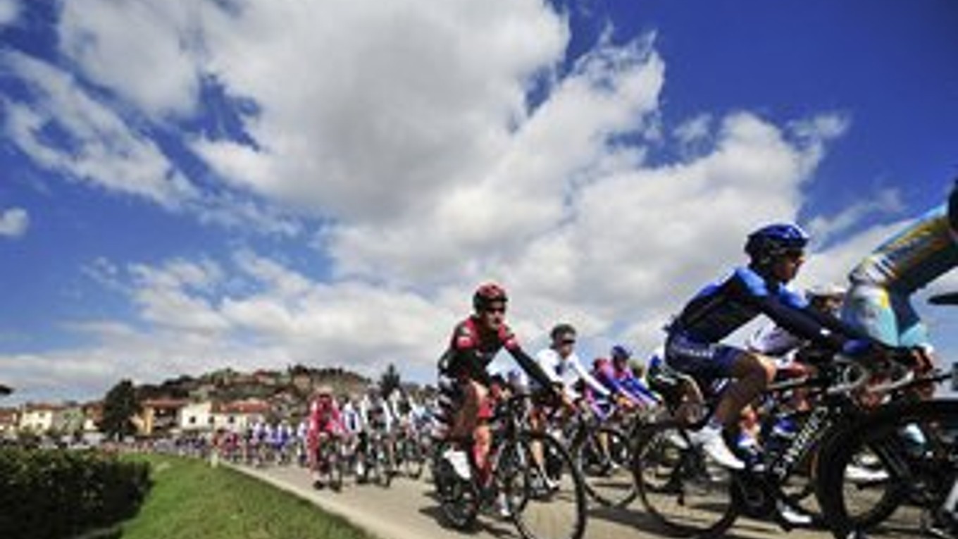 Peletón na pretekoch Tirreno-Adriatico.