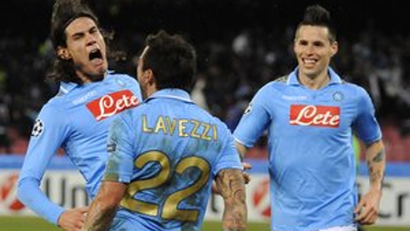Volajú ich traja tenori. Trojica Neapolčanov zľava Cavani, Lavezzi, Hamšík dala v tejto sezóne  takmer sedemdesiat percent gólov tímu.