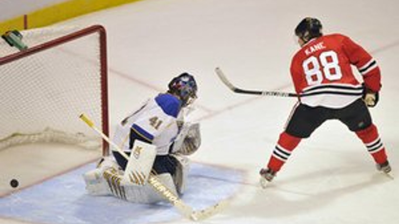 Kane strieľa jediný gól v nájazdoch, ktorý rozhodol o víťazstve Chicaga.